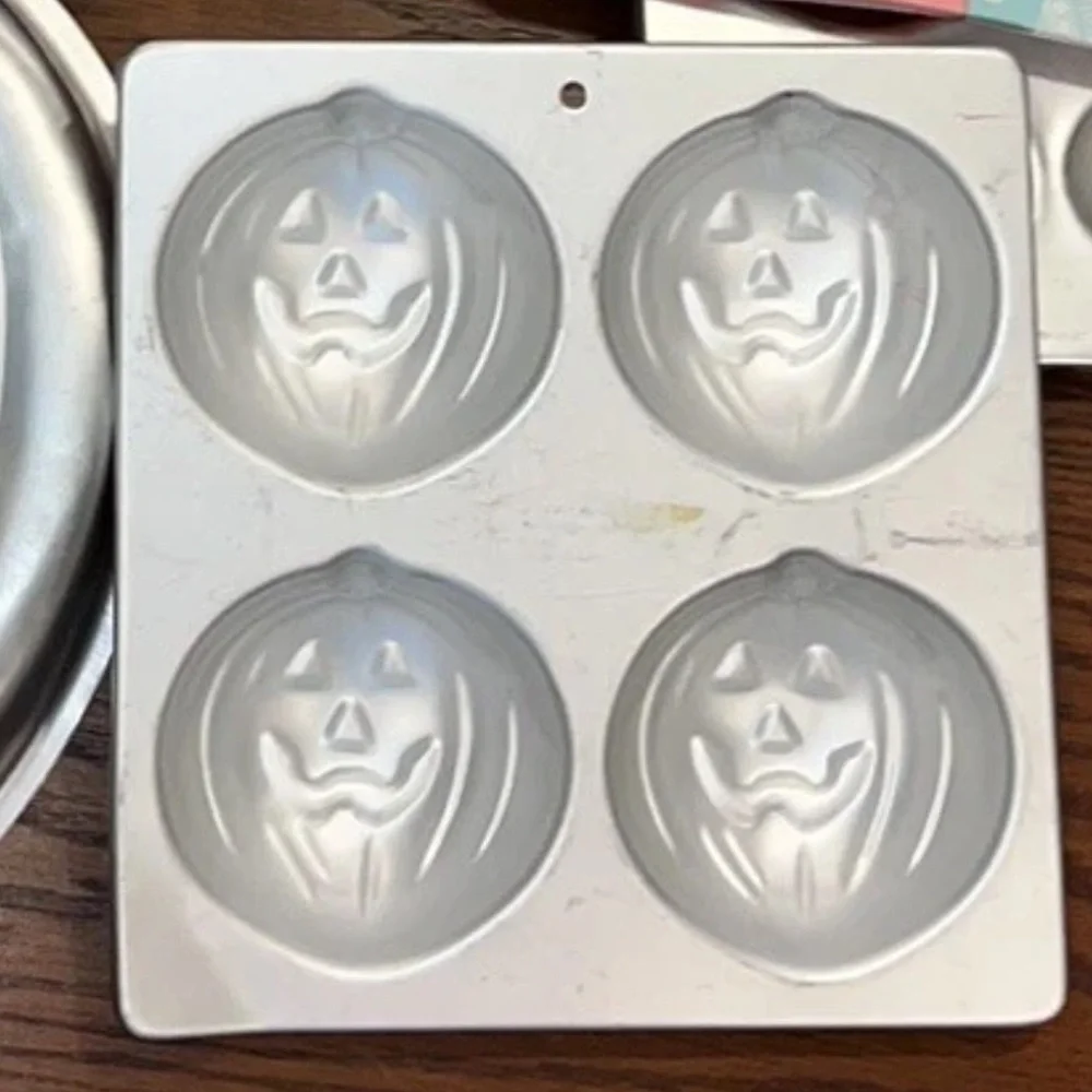 Wilton Pumpkin Cake Pan and Treat Pan set of 2 - Picture 10 of 12